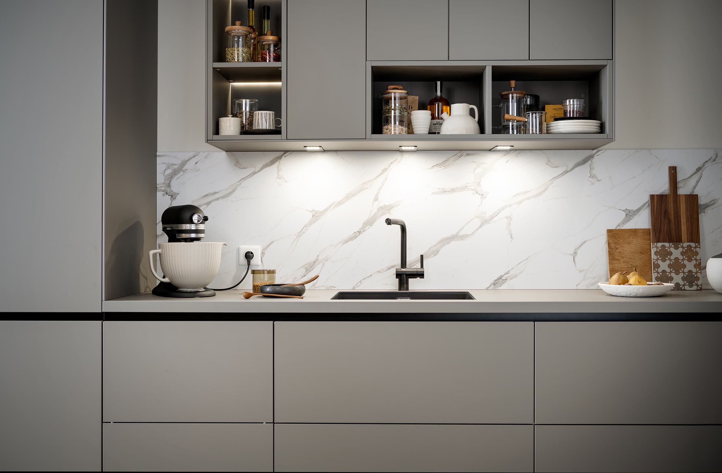 Minimalistische weiße Küche